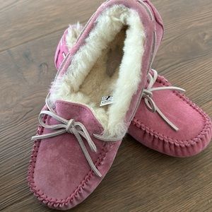 UGG DAKOTA Breast Cancer Awareness Moccasin Slippers - pink/5